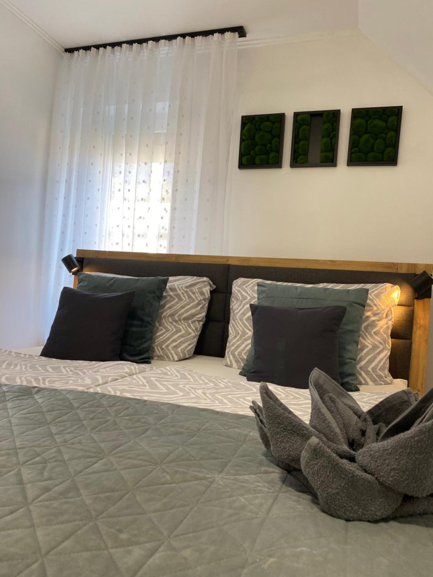 Ikon Apartment Heviz Bagian luar foto