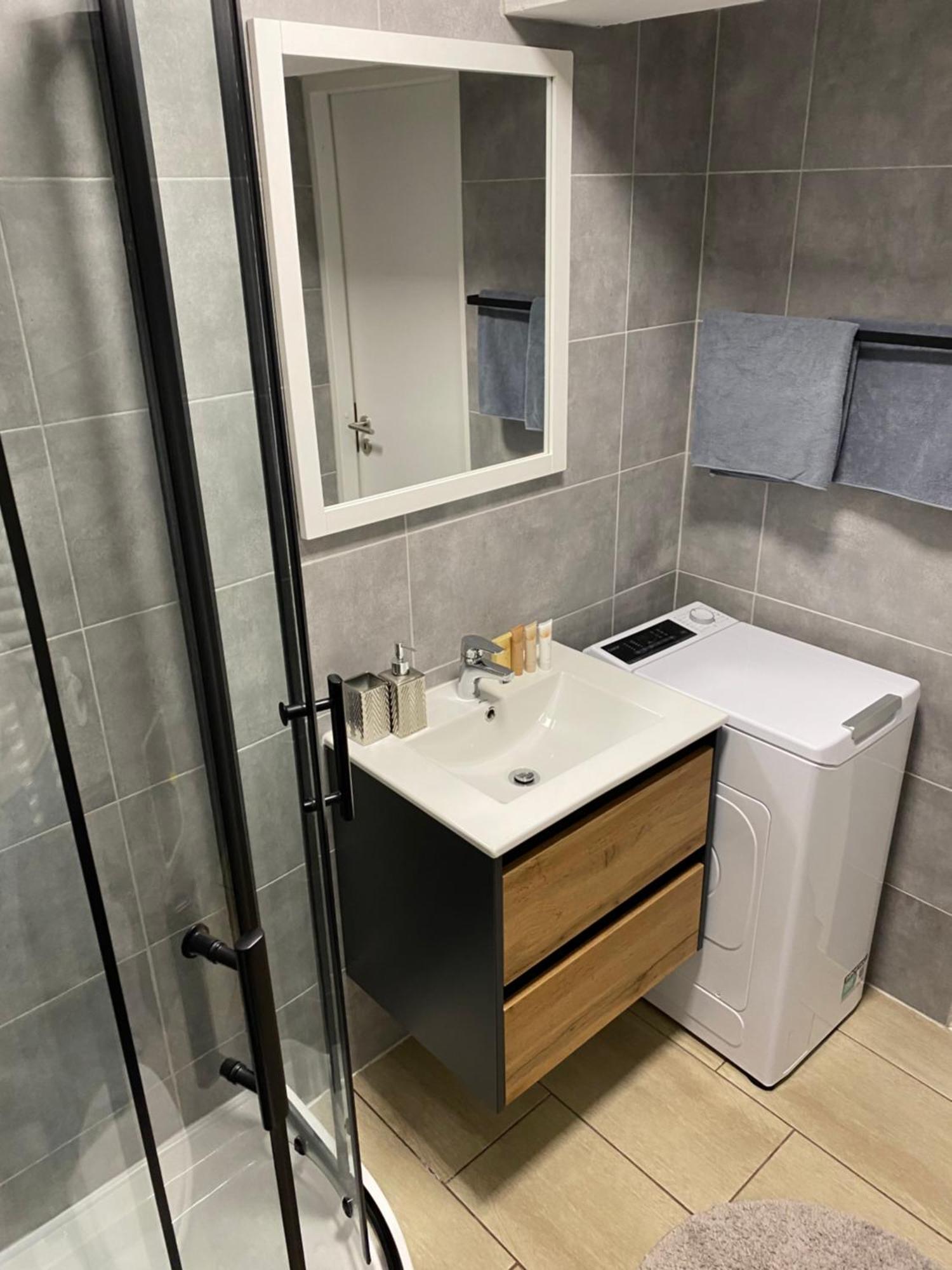 Ikon Apartment Heviz Bagian luar foto
